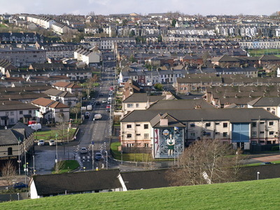 The Bogside sett ifrån Derrys stadsmur.