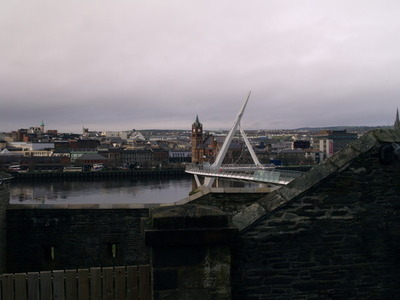 The Peace Bridge från protestanternas sida av floden.