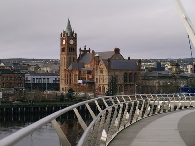 The Peace Bridge med Saint-Columb cathedral i bakgrunden.